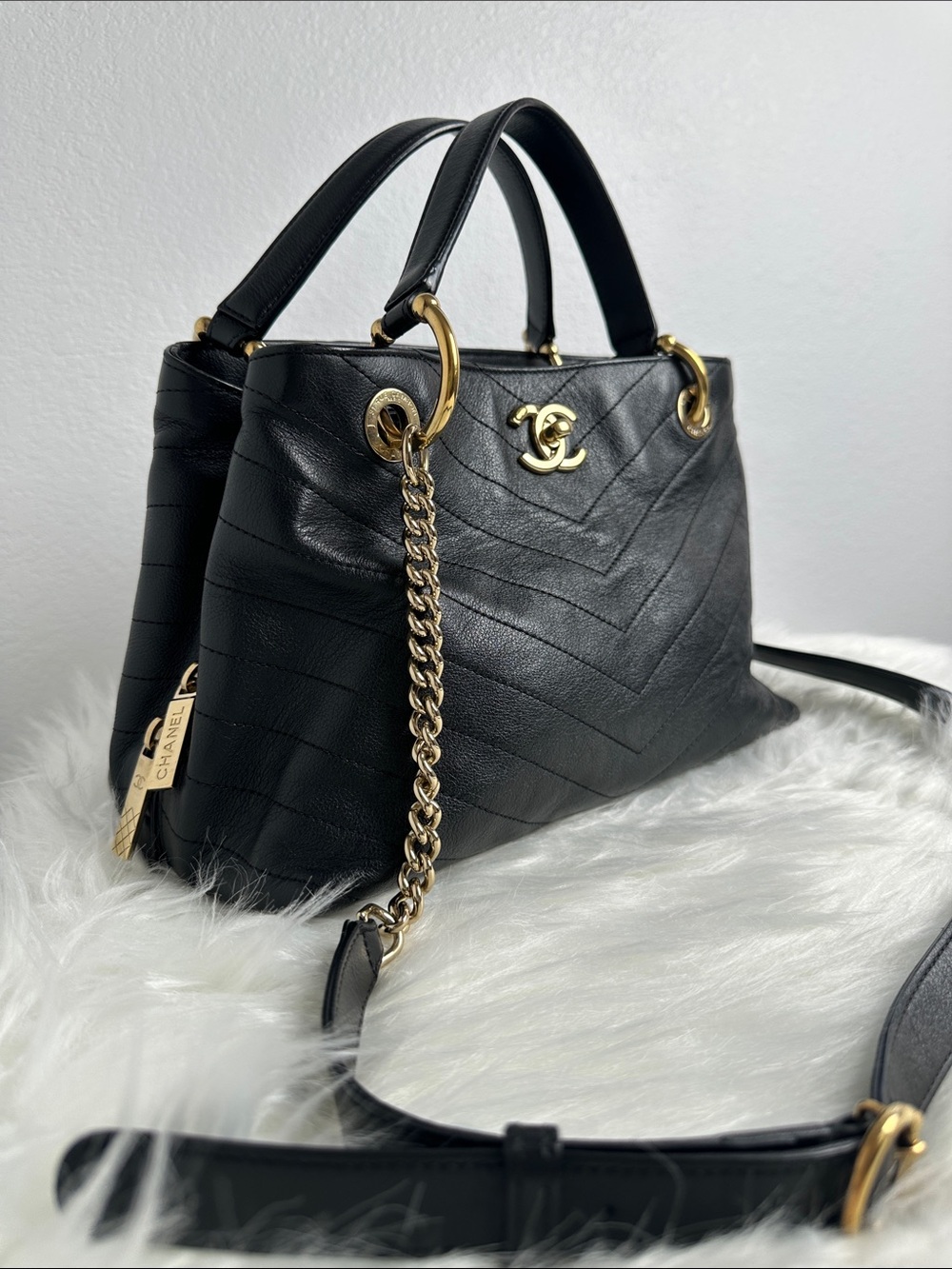 💯Authentic Chanel Chevron Quilted Shoulder Bag – Black Leather & Gold Hardware🍀 - Picture 4 of 16